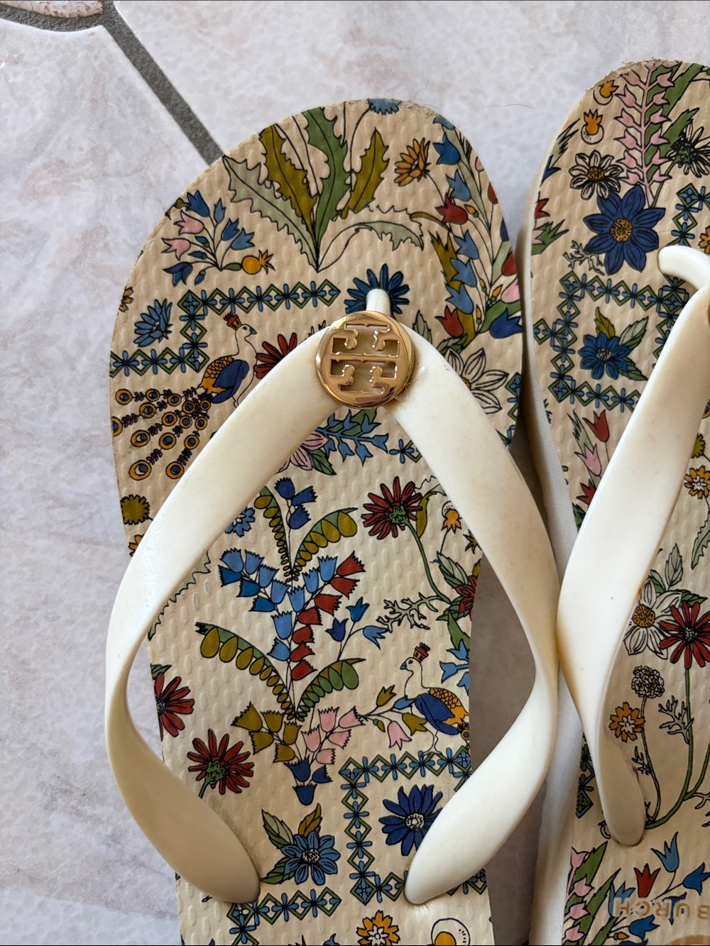 Tory Burch Cream Floral-Print Flip Flops with Gold Logo - Picture 4 of 5